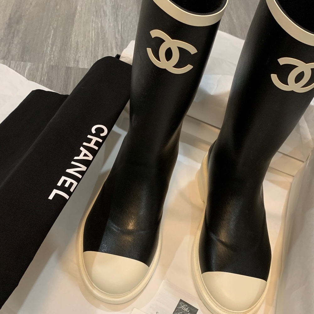 AUTHENTIC 2025 CHANEL Black and Cream Logo Rain Boots BRAND NEW 37 receipt - Picture 4 of 17